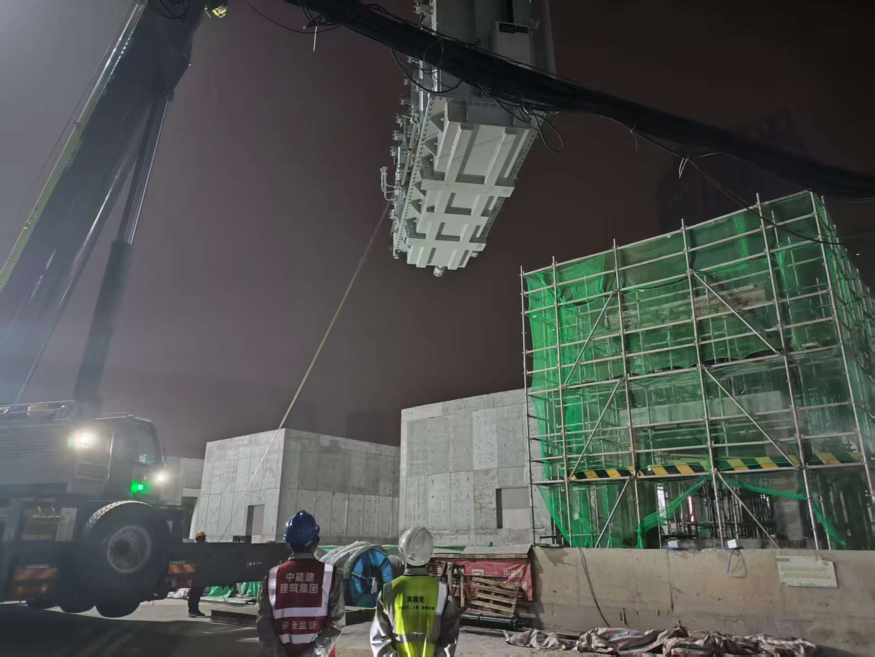 中能建建筑集团合肥轨道交通 6 号线一期 110千伏主变电所主变压器顺利吊装就位​