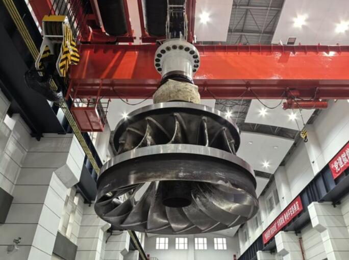 吉林省双沟电站2号机组水轮机轴及转轮吊出工作顺利完成