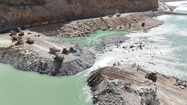 金沙江上游昌波水电站截流