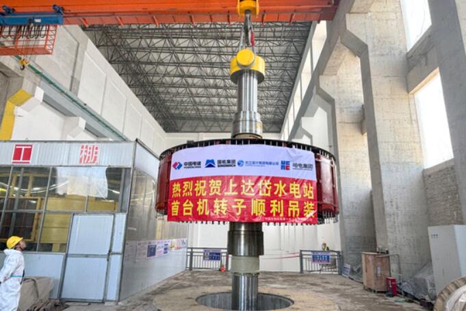 柬埔寨SDD水电站首台机转子顺利吊装
