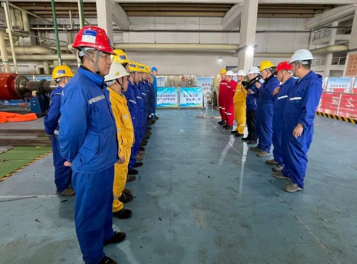 华润南京化工园热电公司#4发电机转子穿装完成！