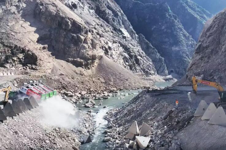 雅砻江两大水电工程同日截流