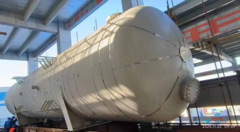 任丘热电二期项目3号机组除氧器顺利吊装就位