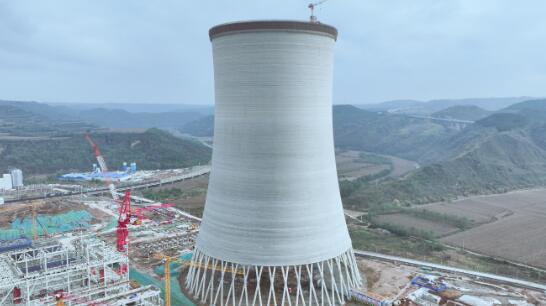 中国能建西北城建承建的陕西延长石油富县电厂二期 2×1000兆瓦高效超超临界机组工程项目4号间冷塔顺利到顶