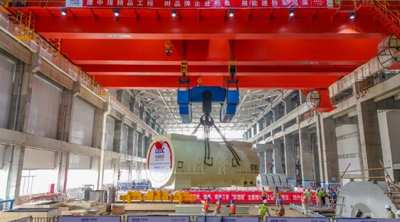 中国能建安徽电建二公司承建的中煤六安电厂项目1号机组发电机定子吊装就位