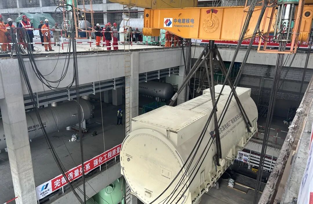 世界海拔最高超超临界机组关键节点告捷！中电建核电公司承建的青海格尔木一期项目定子吊装圆满完成