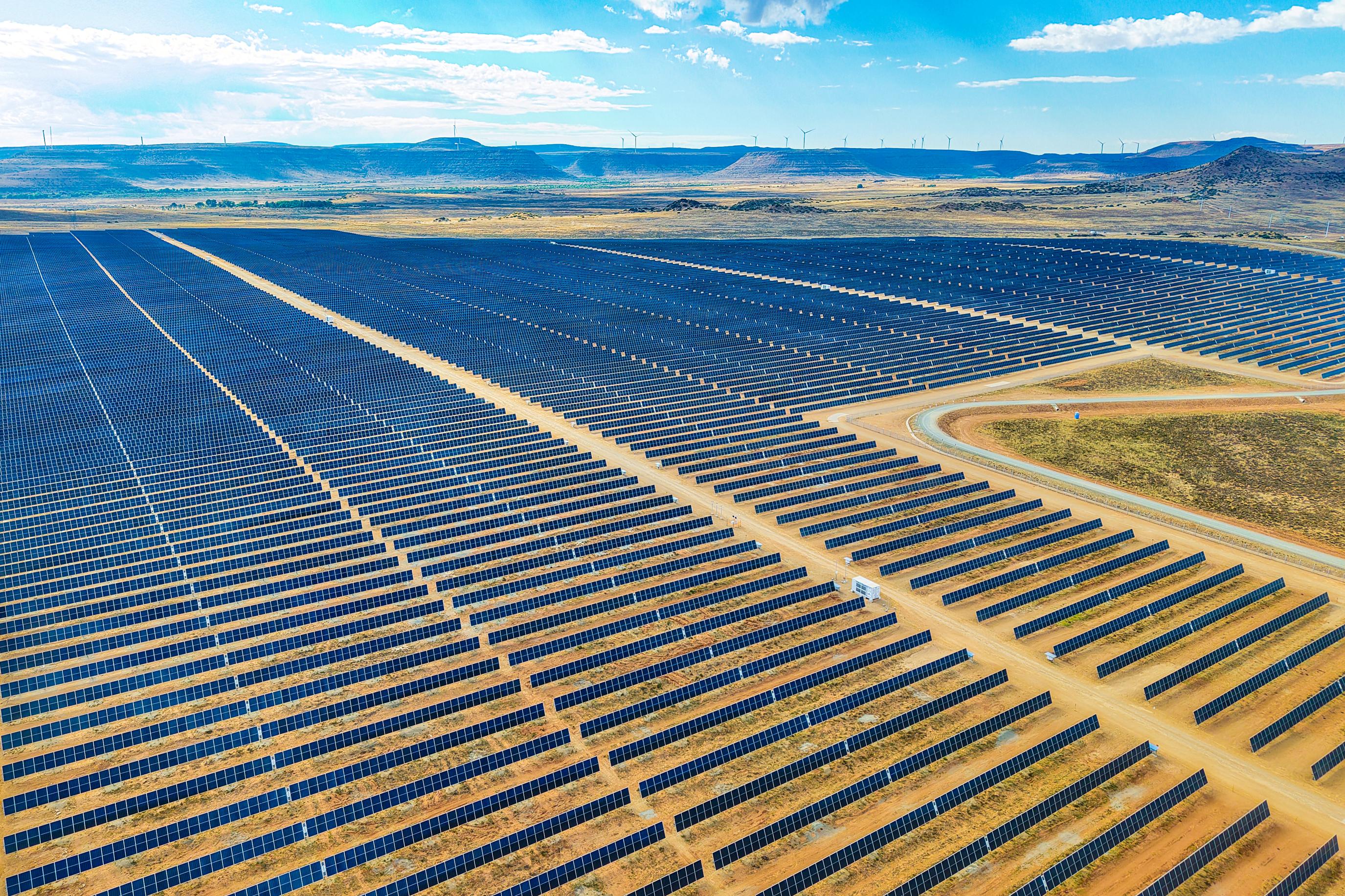 南非单体规模最大光伏电站——莫伊240兆瓦光伏电站PV2场区正式带电