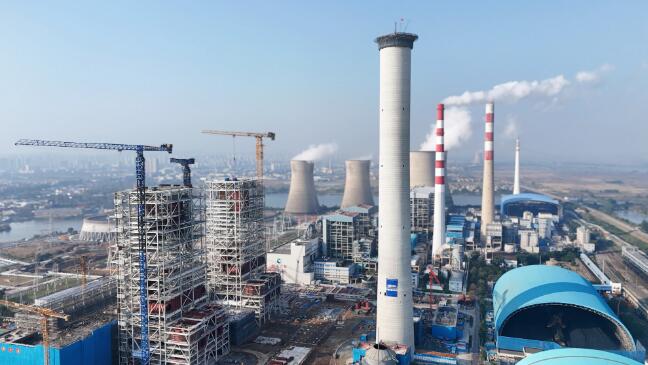 中国能建建筑集团承建的安徽淮南洛河电厂四期项目烟囱封顶
