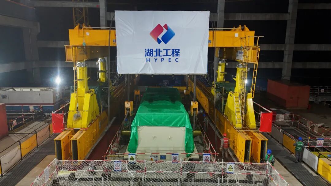 重庆渝北项目发电机定子吊装圆满成功