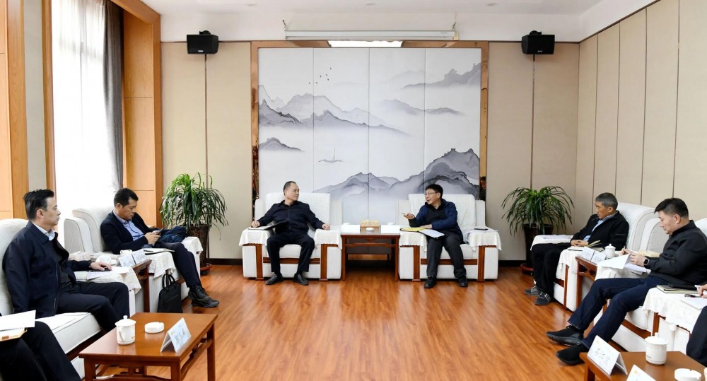 潞安化工集团党委副书记、总经理马军祥分别与中国铁路郑州局集团、申能股份公司客人座谈