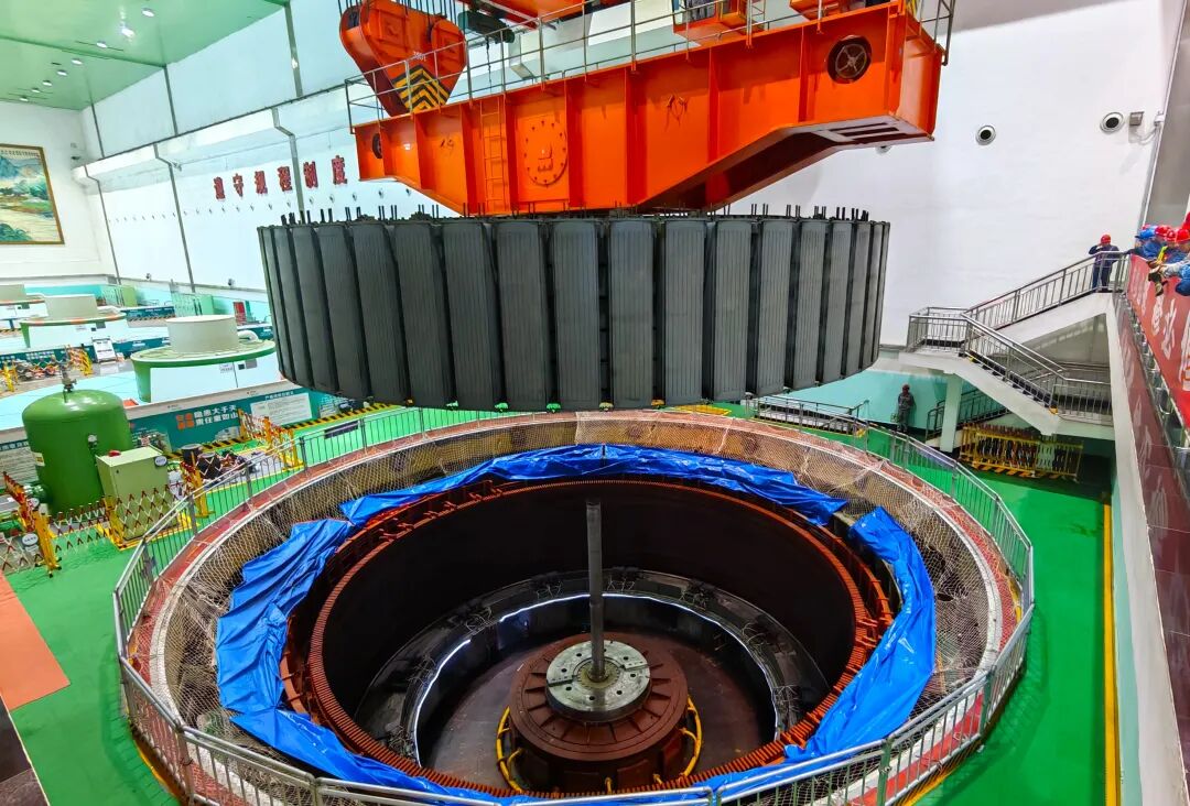 陕西安康水电厂1号机组旧转子顺利吊出