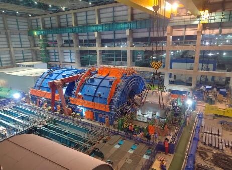 中国能建浙江火电承建的广东陆丰核电5号机组高压缸吊装就位