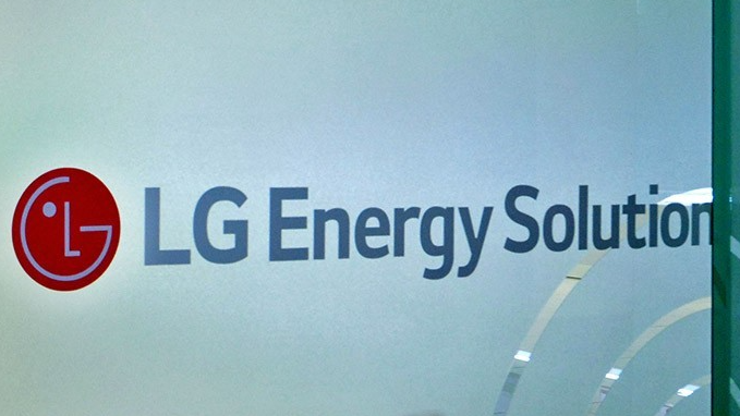 LG能源解决方案与梅赛德斯-奔驰签署长期电池供应协议