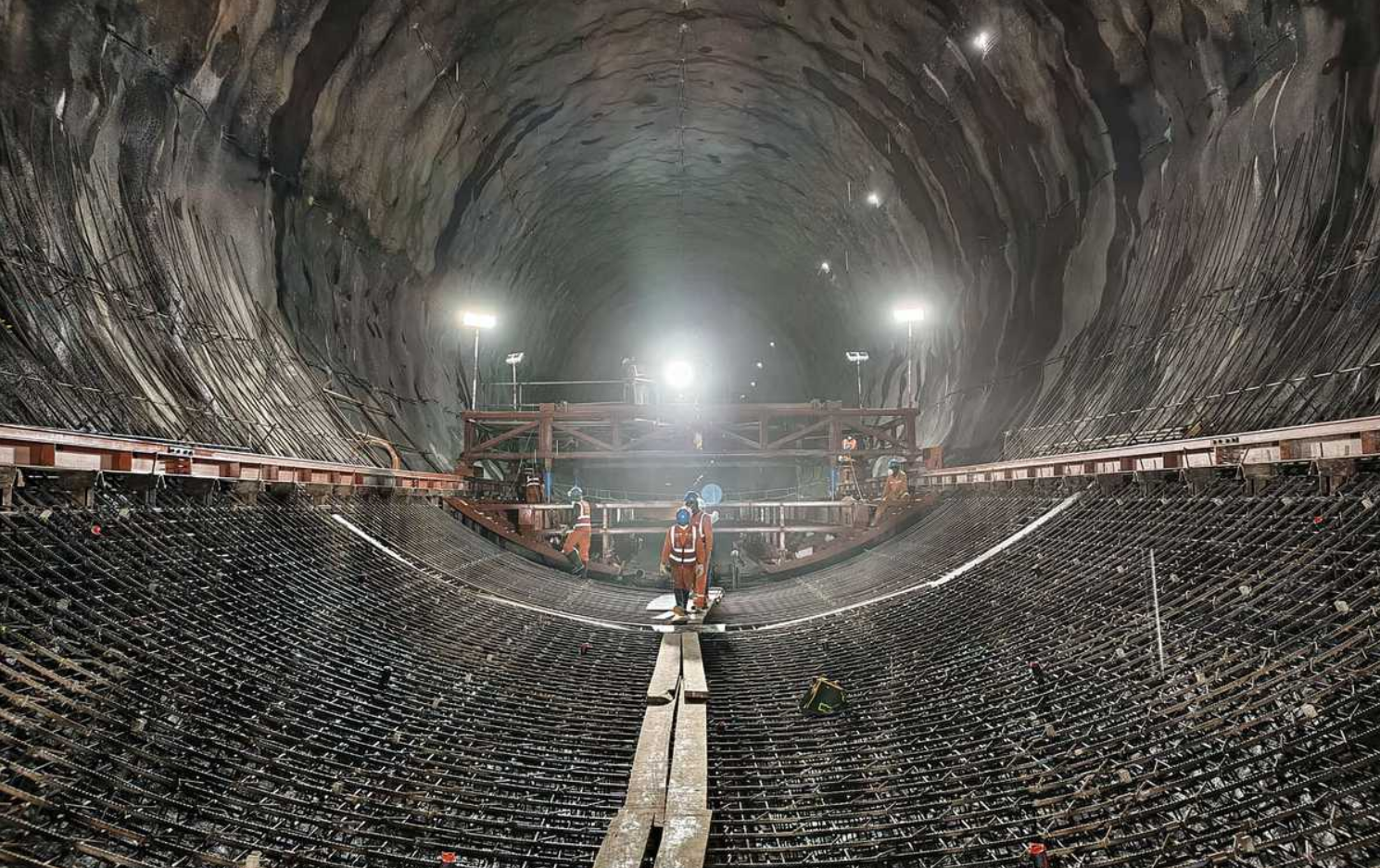 【中国日报网】安哥拉凯凯水电站尾水隧洞衬砌首仓混凝土开仓浇筑