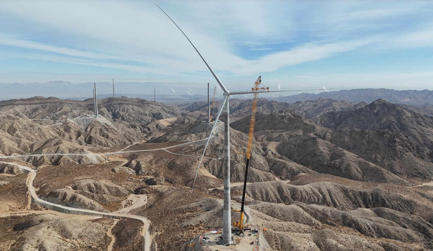 【中国网】160米混塔风机矗立阿拉善 内蒙古清洁能源项目再添新地标