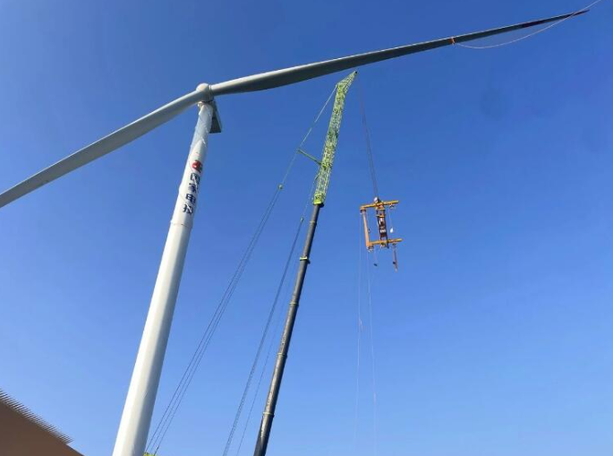 国家电投广西防城港东兴江平15万千瓦风电项目完成首台机组吊装