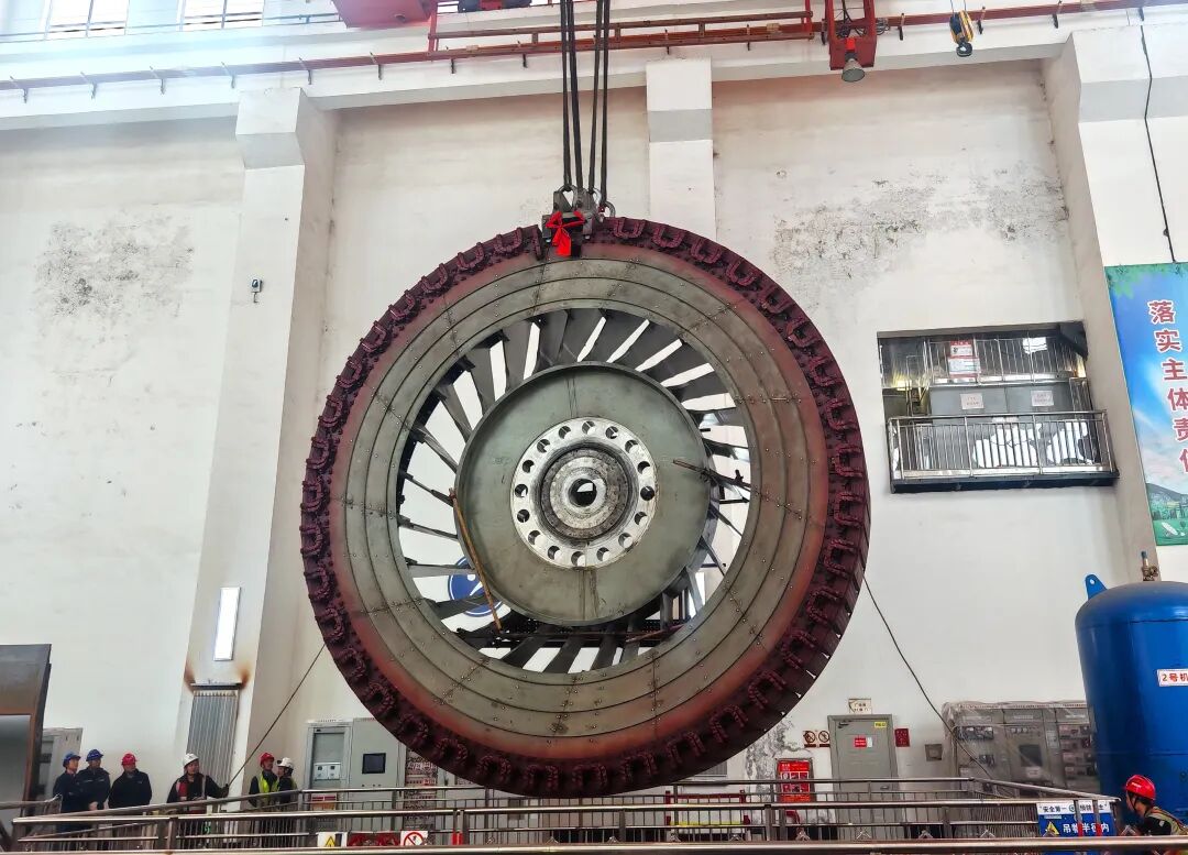 乌金峡水电站2号机组多个核心部件顺利吊出