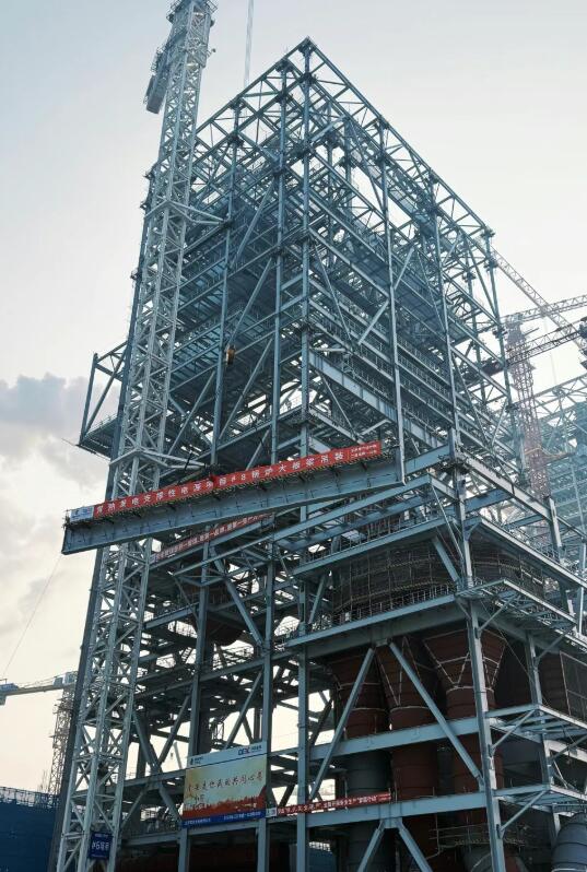 华东院总承包的江苏常熟3×66万千瓦机组扩建项目8号锅炉完成首根大板梁吊装
