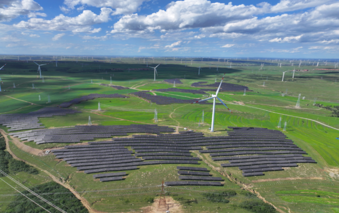 东方电气在甘肃投运钙钛矿-晶硅叠层光伏实证电站
