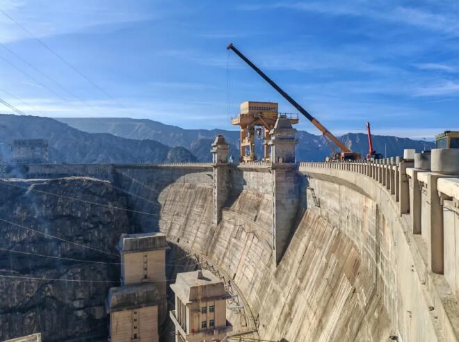 龙羊峡水电站中孔启闭机室电动机吊装任务圆满完成