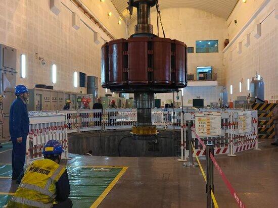 四川坪头水电站机组百吨转子精准就位