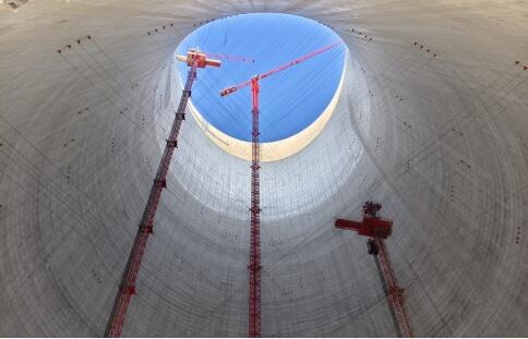 广东廉江核电首塔首台套平桥及施工升降机拆除完成