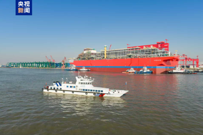 中国自主研发建造大型浮式天然气液化装置在江苏南通成功出坞