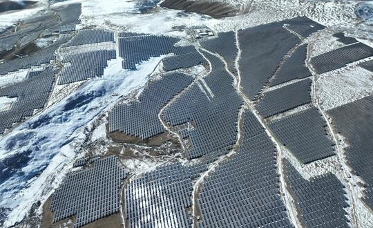 世界最大水光互补项目关键工程索绒光伏电站并网发电