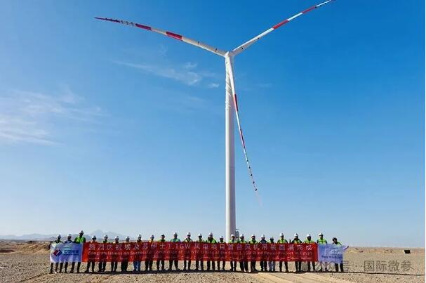 中国电建埃及苏伊士湾1.1吉瓦风电项目完成首台风机吊装