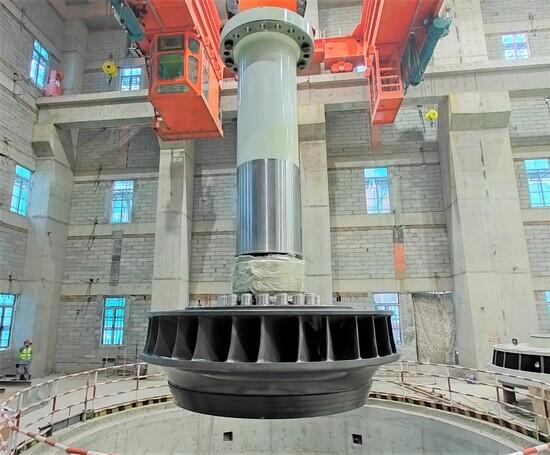 新疆霍尔古吐水电站首台转轮吊装完成