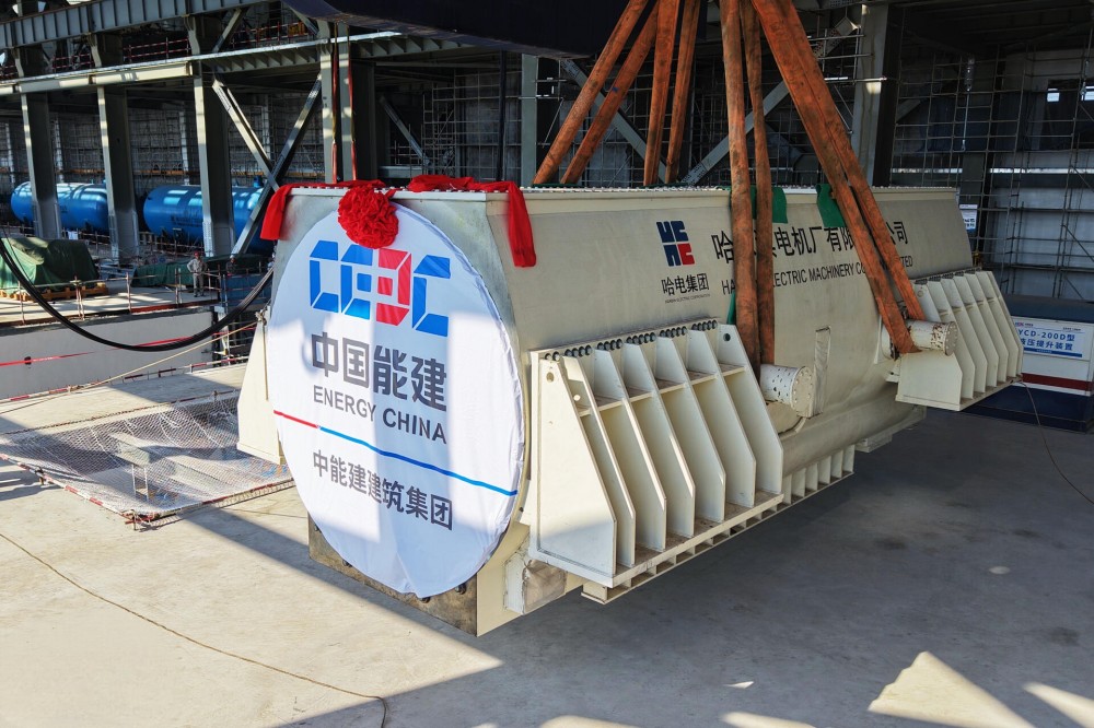 中国能建建筑集团承建的潮州百万电厂5号机组发电机定子吊装就位