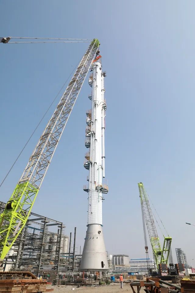 中科芳烃抽提最大塔器吊装就位