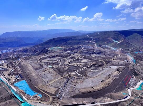 青海哇让抽水蓄能电站上水库大坝月填筑突破100万立方米
