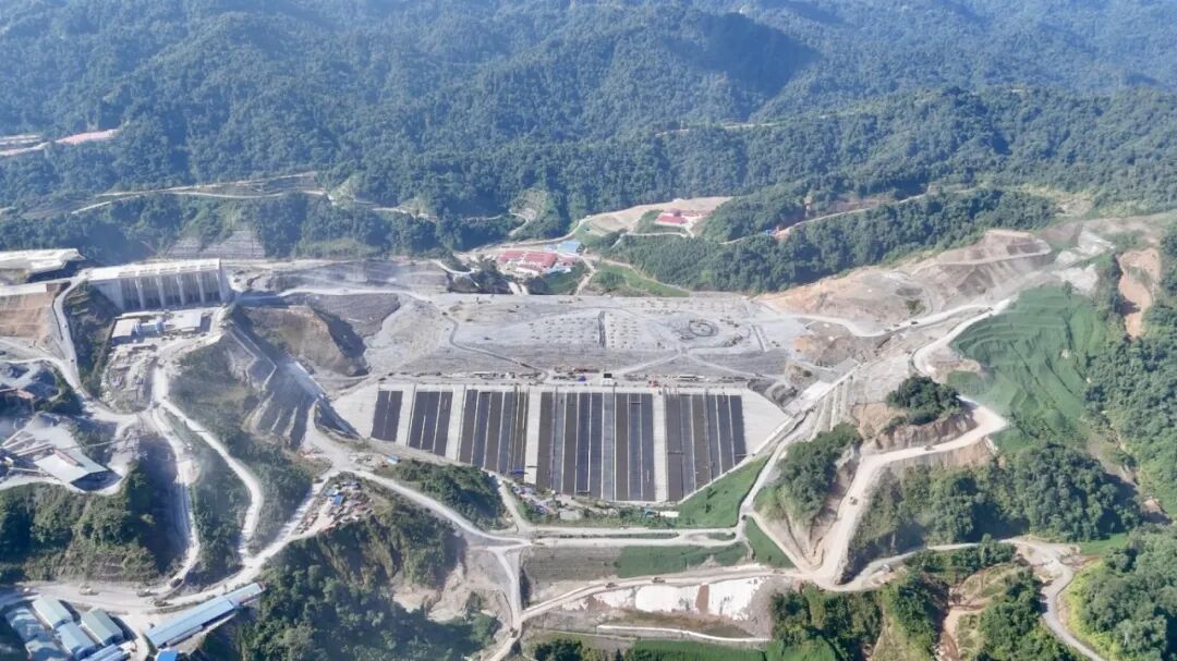 中国电建承建的马来西亚巴莱水电站大坝一期面板砼首仓顺利启动浇筑