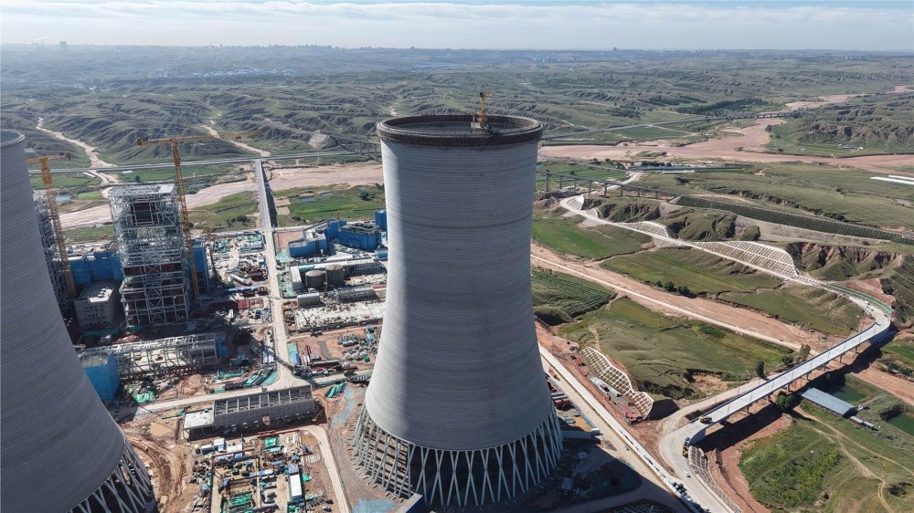 中国能建天津电建承建的内蒙古三峡蒙能色连项目1号间冷塔筒壁完成结顶