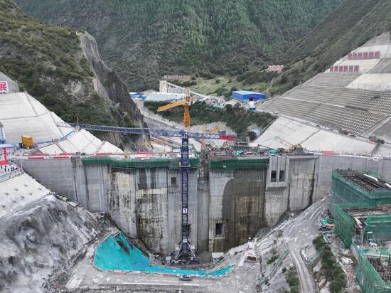 西藏大唐扎拉水电站大坝圆满封顶