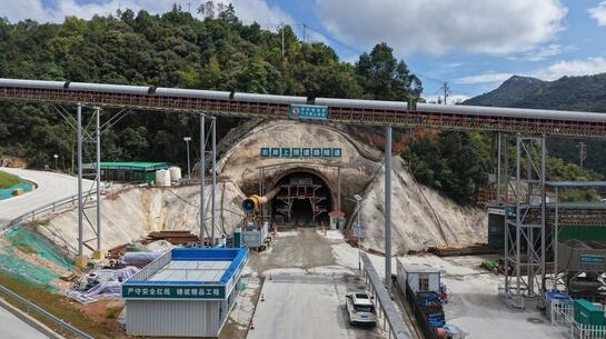 江西赣县抽水蓄能电站下水库右岸上坝隧道贯通