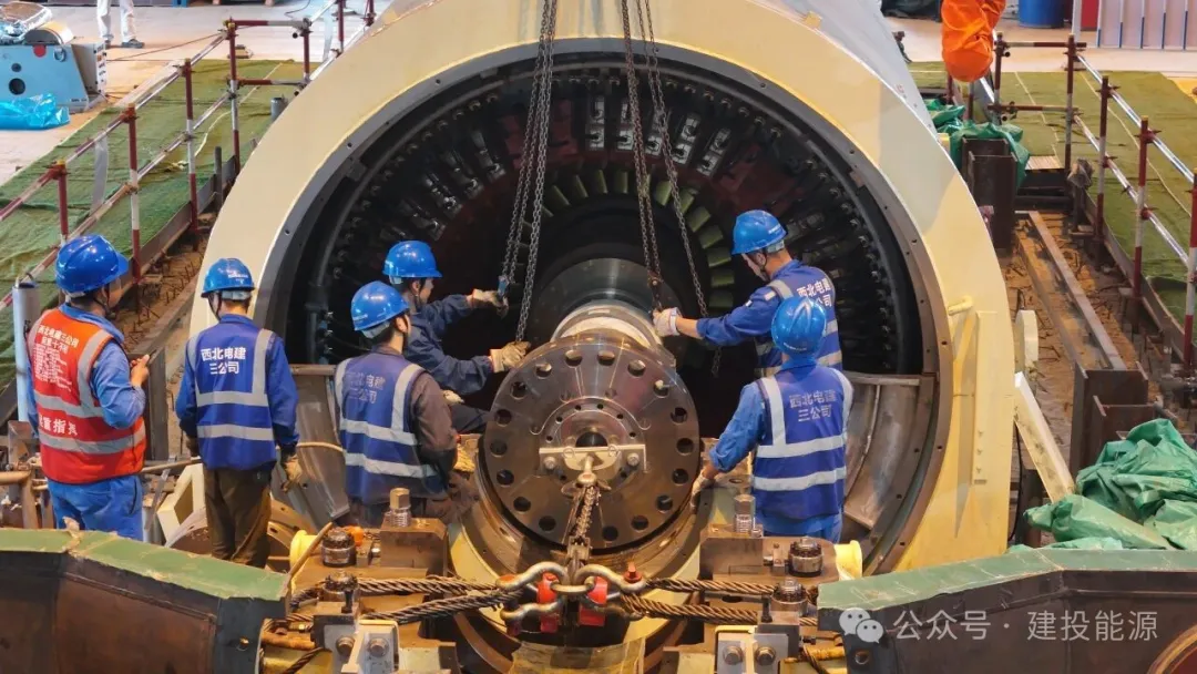 河北西柏坡电力四期工程8号发电机穿转子工作圆满完成